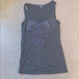 Tank with pinstripe bow